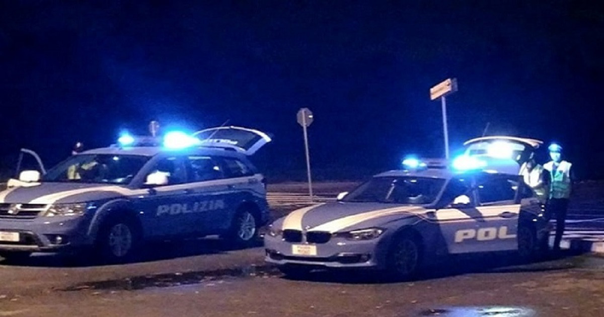 Polizia, auto posto di controllo