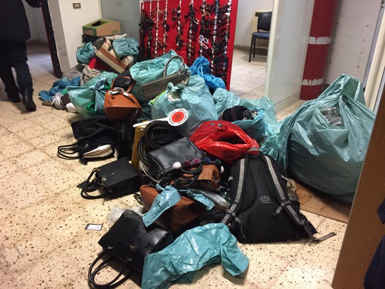 Castellammare, blitz della Polizia municipale: sequestrate centinaia di occhiali, borse, scarpe e altra merce contraffatta