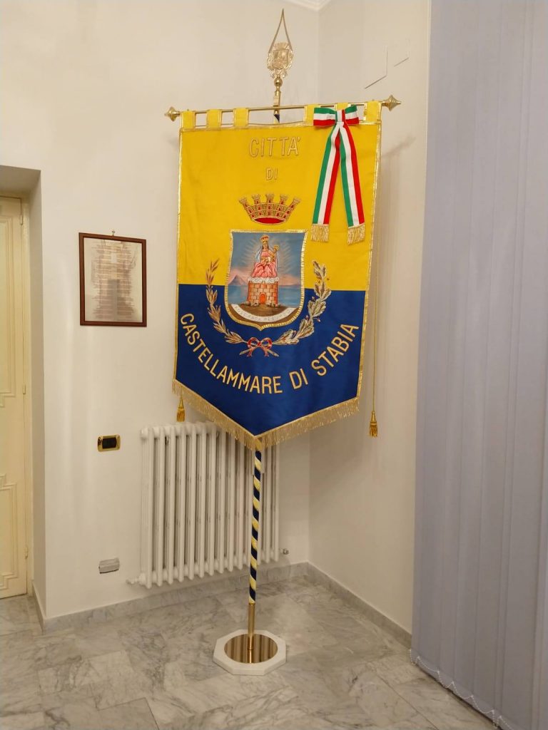 Castellammare, ecco il nuovo gonfalone della città