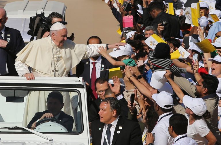 Papa Francesco ha celebrato la prima messa pubblica in terra d’Arabia