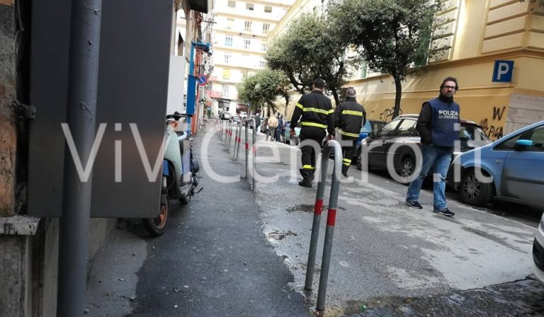 Castellammare, crollano calcinacci in via Marco Mario: traffico bloccato [FOTO ViViCentro]