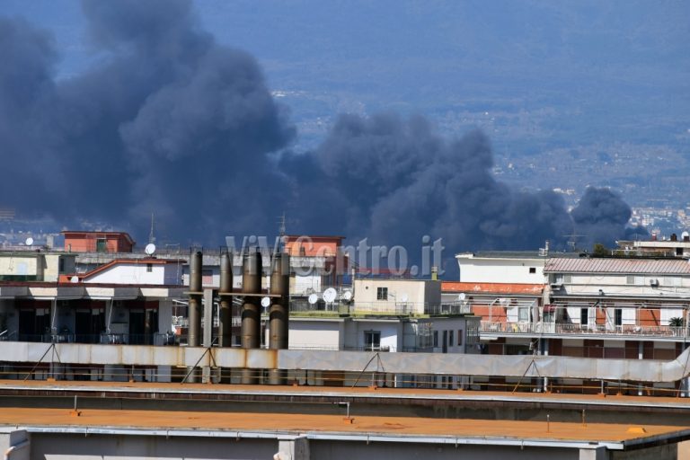 Castellammare, in fiamme un capannone in periferia [FOTO e VIDEO ViViCentro]