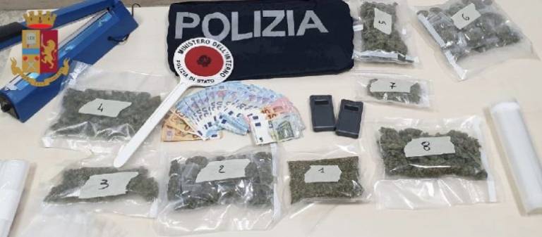 Napoli, spaccio di droga in via Possilipo: sequestrato mezzo chilo di marijuana