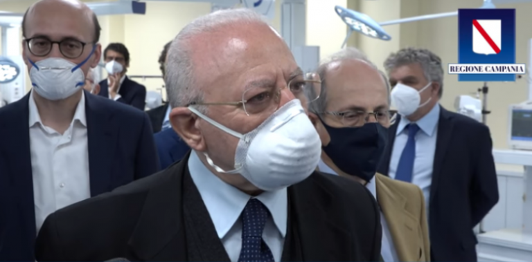 Campania, De Luca: “La zona rossa è un’eventualità, ho visto scene preoccupanti”
