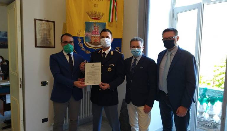 Castellammare, encomio per l’agente stabiese che salvò un bimbo di due anni dal soffocamento