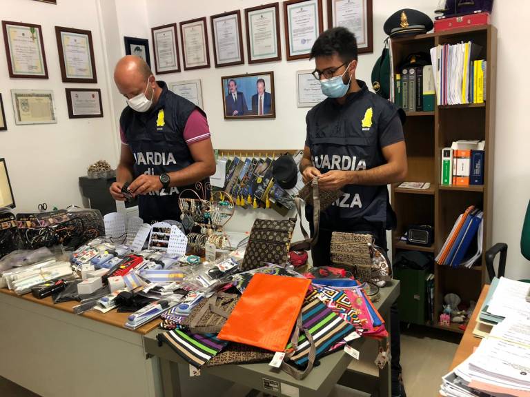 La Guardia di Finanza sequestra più di mille prodotti pericolosi (video)