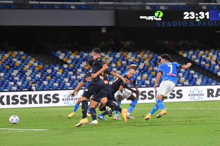 Genoa shock, 14 positivi tra calciatori e staff: controlli in casa Napoli