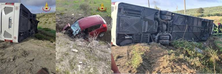 Autobus si ribalta dopo uno scontro con una vettura. Due morti e diversi feriti