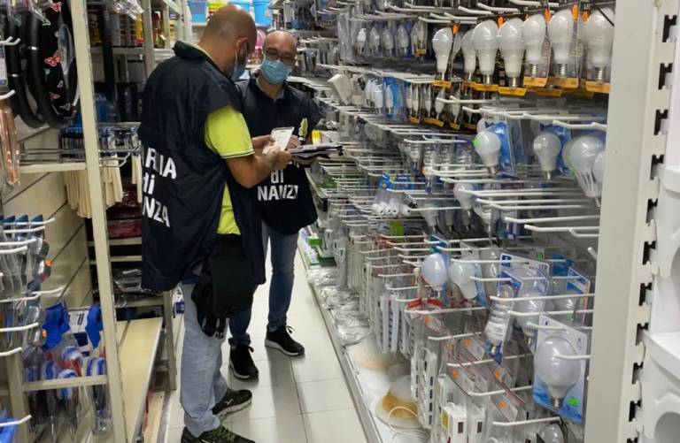 Sequestro di articoli elettrici non conformi alla normativa (VIDEO)