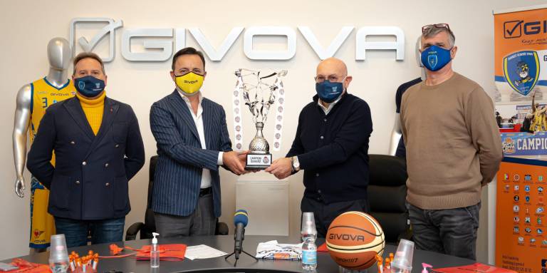 Scafati Basket e Givova festeggiano la vittoria in SuperCoppa