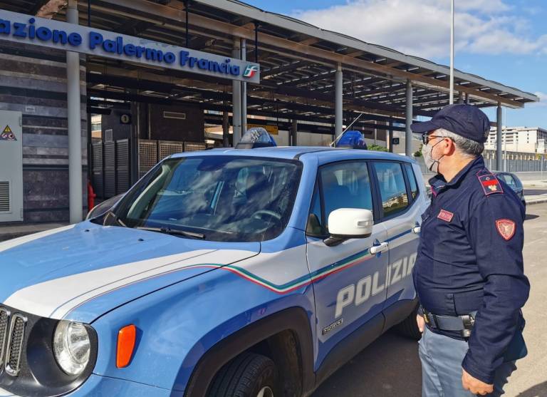 La Polizia ferroviaria spegne un incendio divampato su una vettura