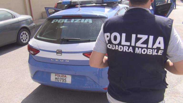 NAPOLI: Polizia arresta per detenzione e spaccio di stupefacenti