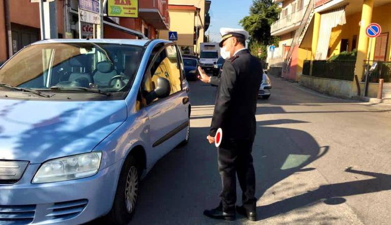 Sant’Antonio Abate, festa abusiva con 150 persone: aggrediti gli agenti