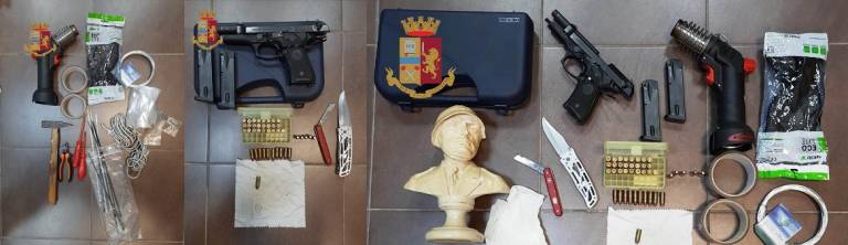 Arrestato sessantacinquenne per violazione di domicilio e porto abusivo d’armi