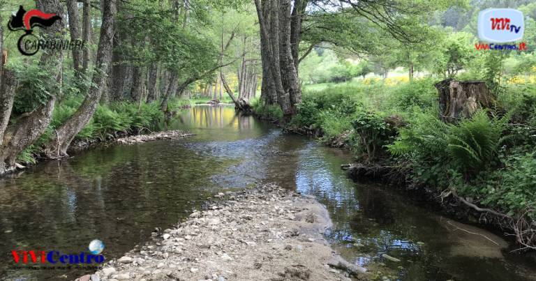 Rubano ghiaia dal greto del fiume con una pala meccanica. Arrestati