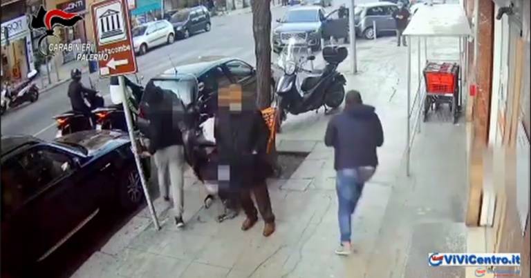 Brigadiere dei Carabinieri libero dal servizio affronta 4 rapinatori (VIDEO)