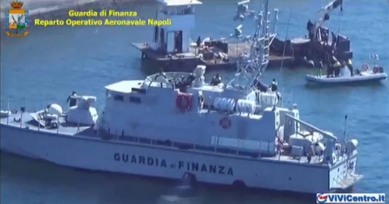 Frutti di mare non tracciati in 2 vivai abusivi nel golfo di Napoli VIDEO