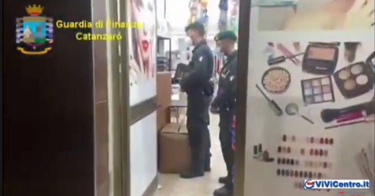 Lamezia Terme. Scoperto laboratorio clandestino di mascherine VIDEO