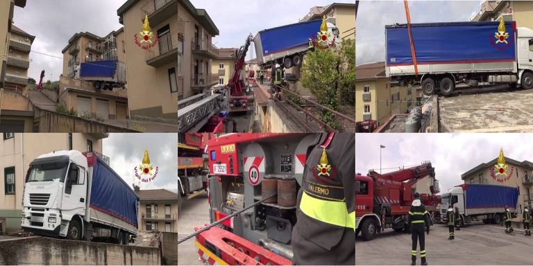 Tir finisce in bilico su dei magazzini. I Vigili del Fuoco lo rimuovono