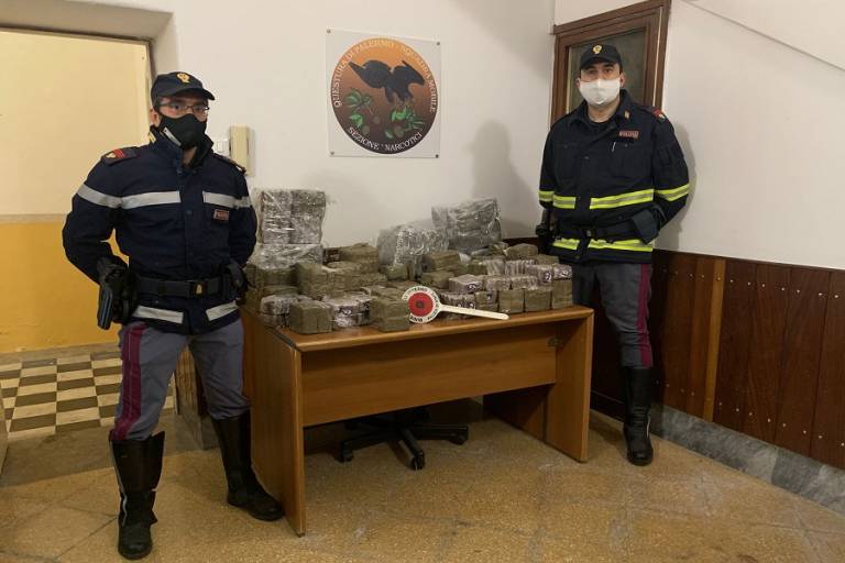 102 kg di hashish trasportati nell’autotreno. Arrestato