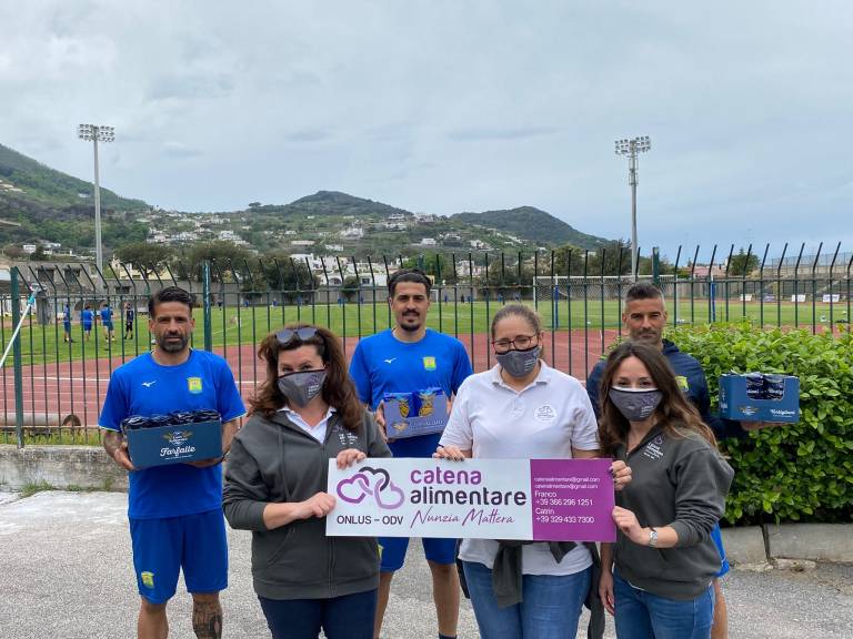 L’Ischia Calcio dona generi alimentari alla Catena “Nunzia Mattera”