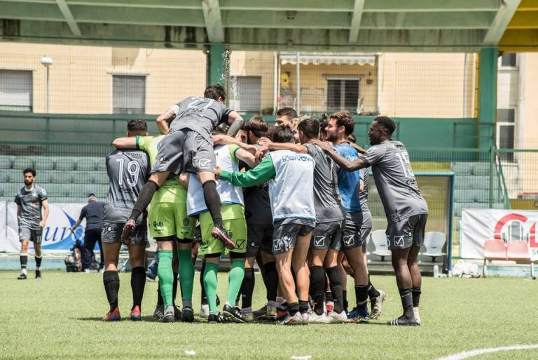 Il Real Forio dura un tempo, il Napoli United cala una “manita”
