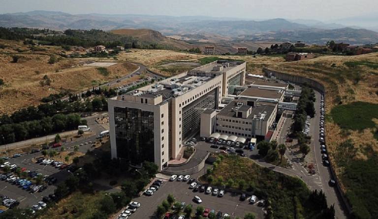 Dodicenne accoltellata nella scuola da una compagna di 14 anni