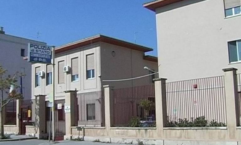 Due giovani sul ciclomotore con dei lunghi coltelli. Denunciato il proprietario