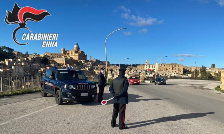 Due pregiudicati arrestati ai domiciliari per lesioni, minacce e tentata violazione di domicilio