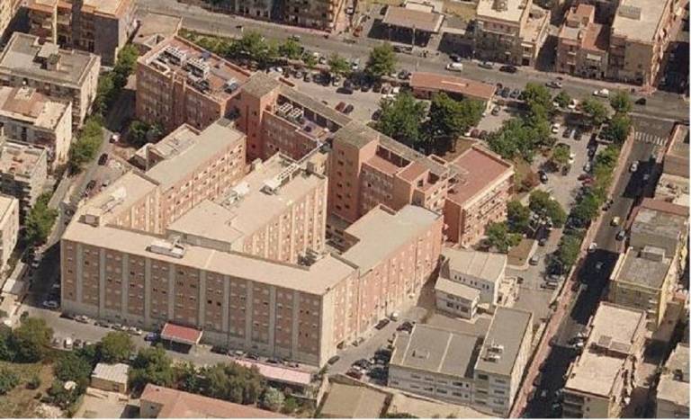 Due sorelle gravide apprendono in ospedale di essere positive, picchiano un ostetrico e fuggono