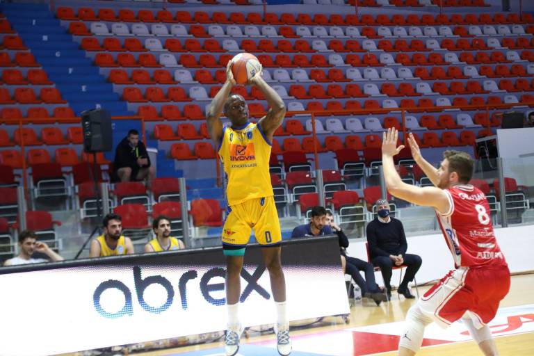 Givova Scafati in semifinale playoff, battuta 57-76 Chieti in Gara 4