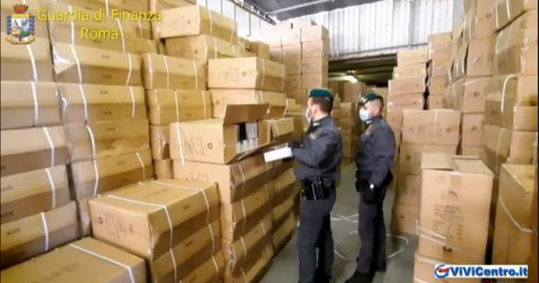 GdF Roma. 7 denunce per calzature contraffatte. VIDEO