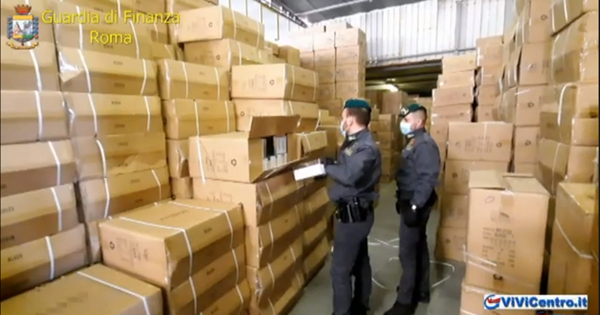 GdF ROMA, SEQUESTRATE CIRCA 130000 CALZATURE CONTRAFFATTE DENUNCIATE 7 PERSONE