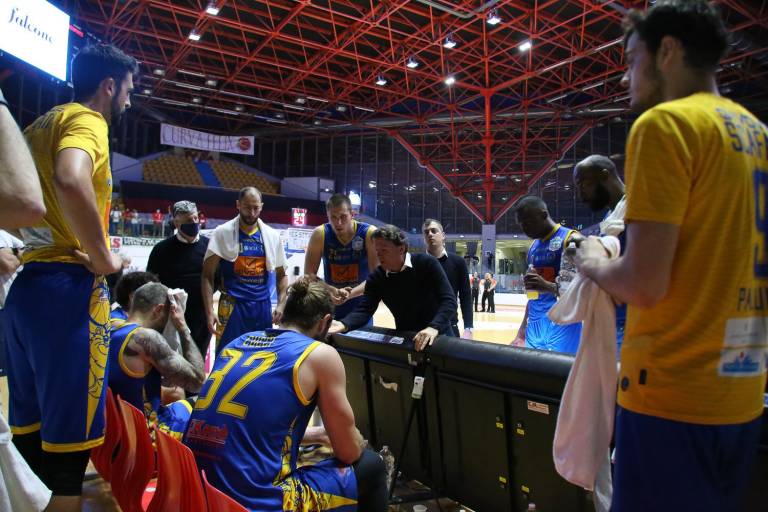 Givova Scafati, stop in Gara 3. Scontri nel finale con i tifosi teatini