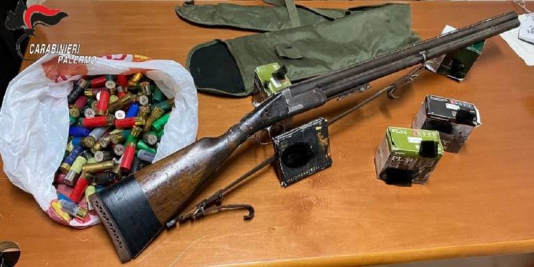 Nel camper un fucile a canne mozze e 300 munizioni, arrestato ai domiciliari