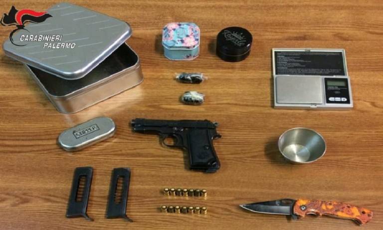 Perquisito consegna la droga ma nasconde la pistola, arrestato in carcere