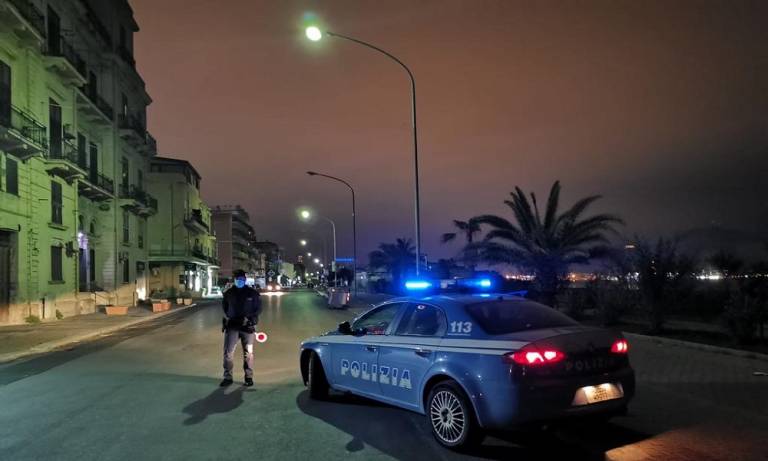 Presenta tre ragazze all’imprenditore, ma per fare colpo occorrevano soldi. Era una rapina