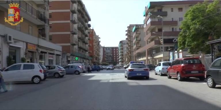 Un harem in cui picchiava moglie, amante e quattro figlie. Arrestato