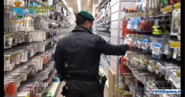 Sequestrati oltre 300 articoli non sicuri a negozio cinese (VIDEO)