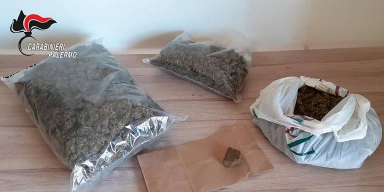 39enne arrestato, teneva 3 chili di stupefacenti in casa
