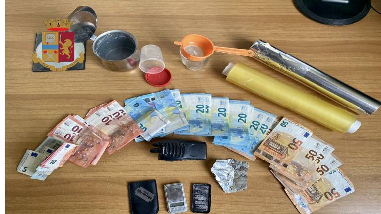 Ai domiciliari pusher messinese con cocaina e crack e il bilancino negli slip
