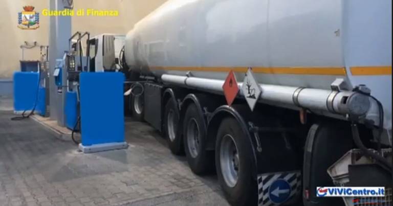 Fiamme Gialle di Napoli e Trieste: fatture false commercio petroliferi