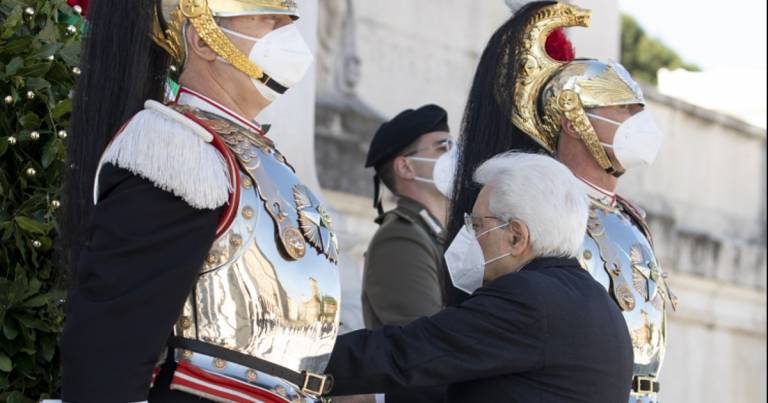 Il Presidente Mattarella ha reso omaggio all’Altare della Patria VIDEO