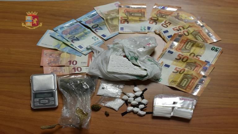 Occultati dentro lo slip aveva involucri di cocaina. Arrestato 56enne
