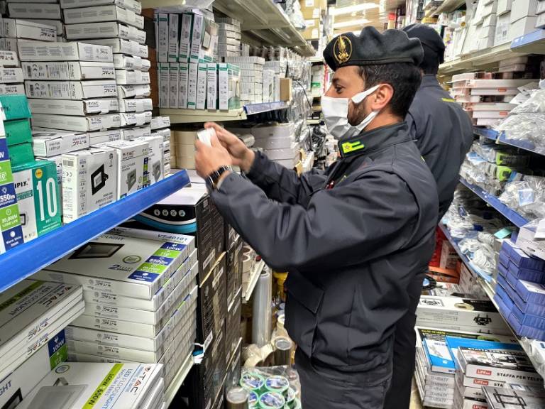Oltre 39 mila prodotti elettrici sequestrati ad un negozio gestito da un cinese
