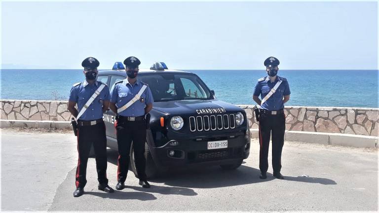 Pensionato colto da malore in spiaggia, salvato dai Carabinieri. Il BLS