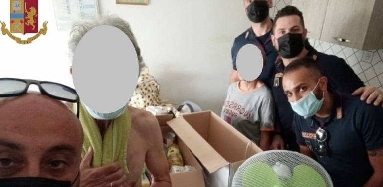 Senza soldi neanche per mangiare, coppia di anziani chiama la Polizia che li aiuta