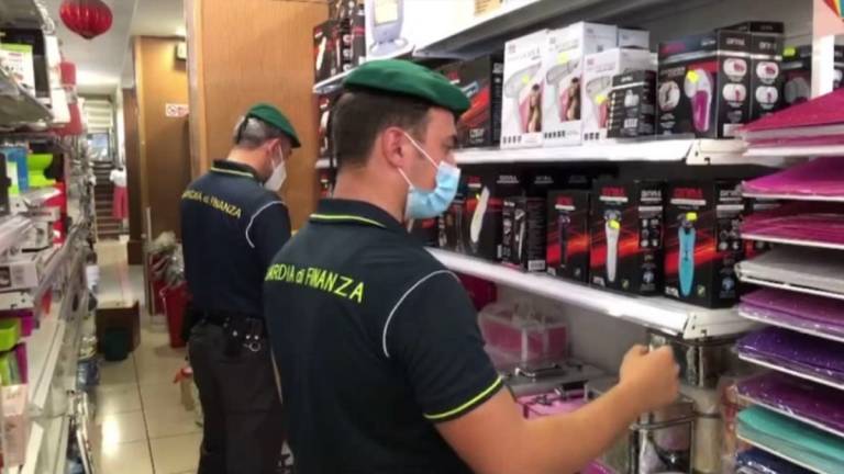 Sequestrati oltre 800 prodotti non sicuri a emporio di cinese e irrogate sanzioni