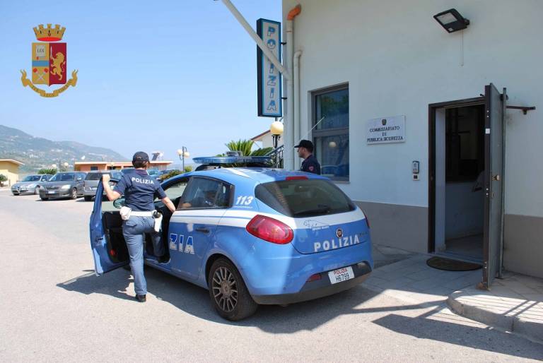 71enne colpisce la moglie con calci, pugni e cintura. Arrestato