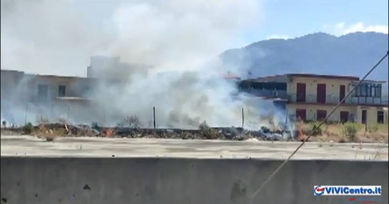 Ennesimo incendio di pattume in via Meucci con emissione di diossina VIDEO